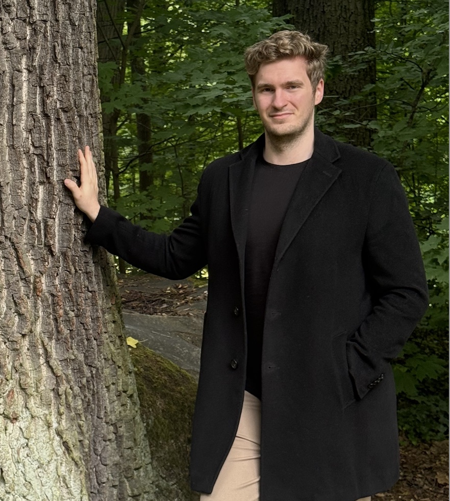 Alex, Gründer von Lehrerfinanzen mit Alex, im Wald